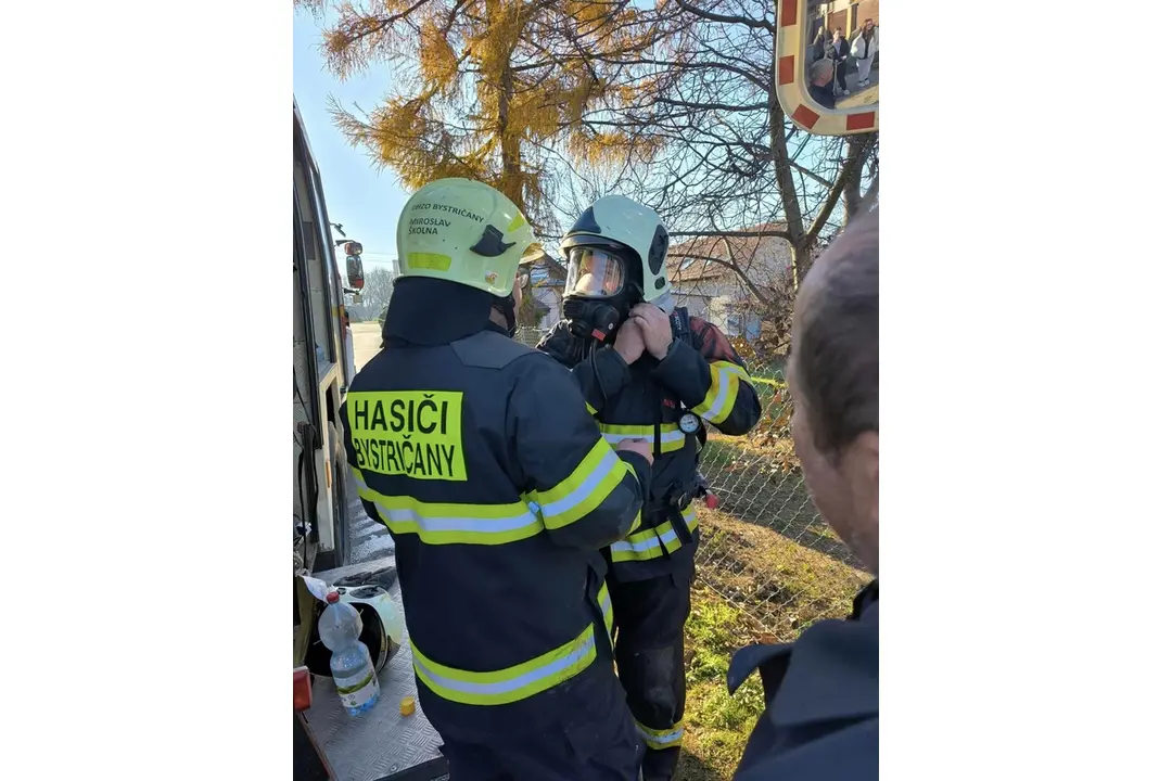 FOTO: V obci Bystričany horel drevník v blízkosti domov, foto 1