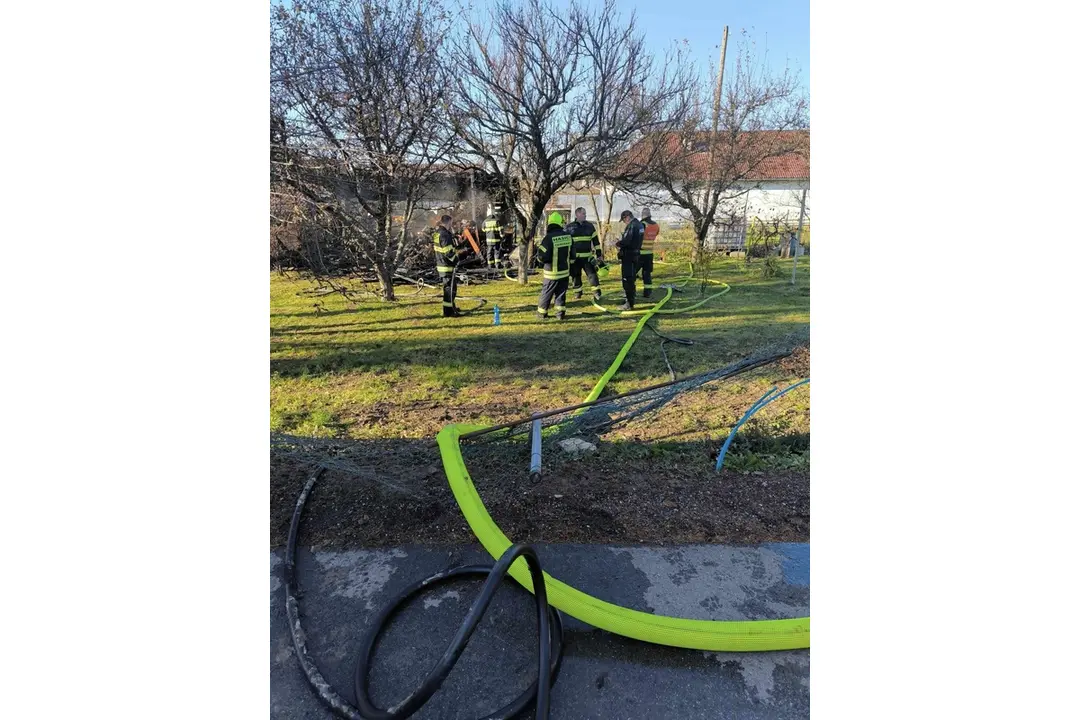 FOTO: V obci Bystričany horel drevník v blízkosti domov, foto 2