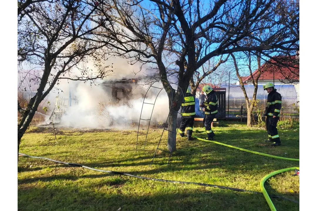FOTO: V obci Bystričany horel drevník v blízkosti domov, foto 4