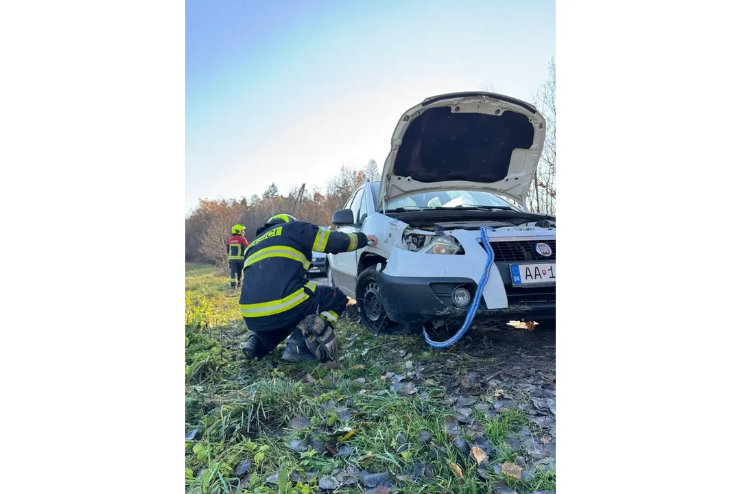 FOTO: Hasiči z Nitrianskeho Pravna pomáhali pri dopravnej nehode, foto 1