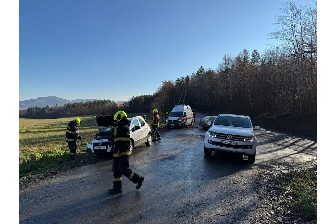FOTO: Hasiči z Nitrianskeho Pravna pomáhali pri dopravnej nehode, foto 5