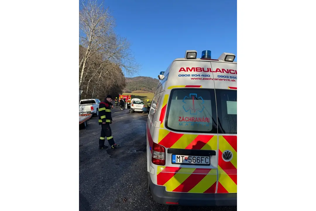 FOTO: Hasiči z Nitrianskeho Pravna pomáhali pri dopravnej nehode, foto 7