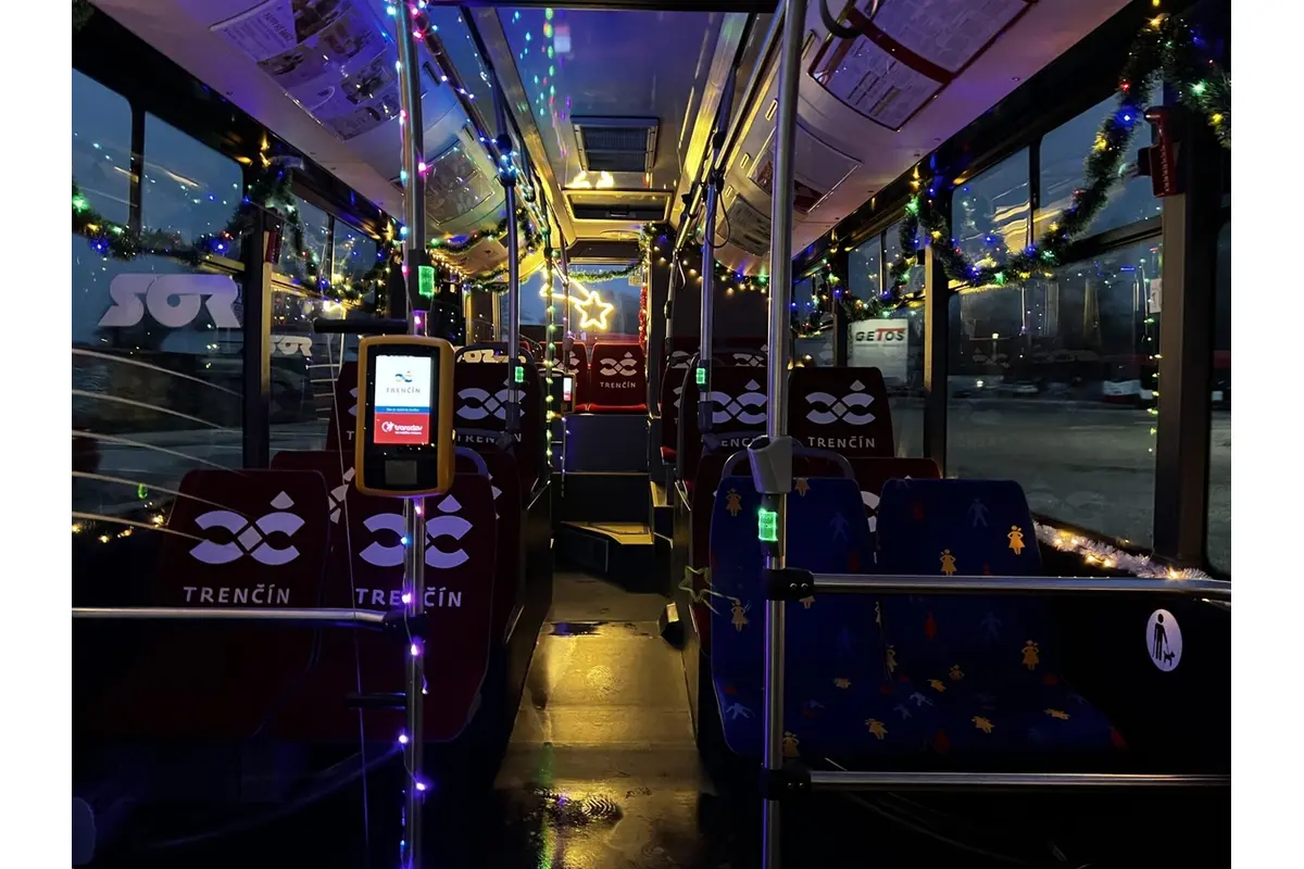 FOTO: Vianočne vysvietený autobus MHD brázdi ulice Trenčína. Jeho presná trasa je prekvapením, foto 4
