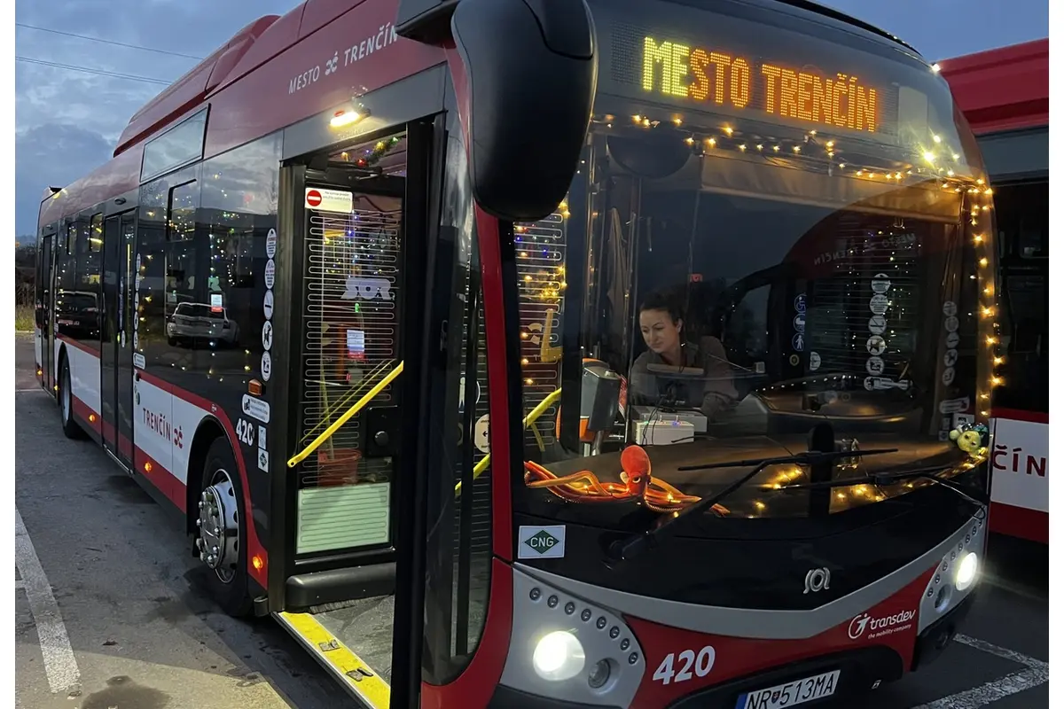 FOTO: Vianočne vysvietený autobus MHD brázdi ulice Trenčína. Jeho presná trasa je prekvapením, foto 6