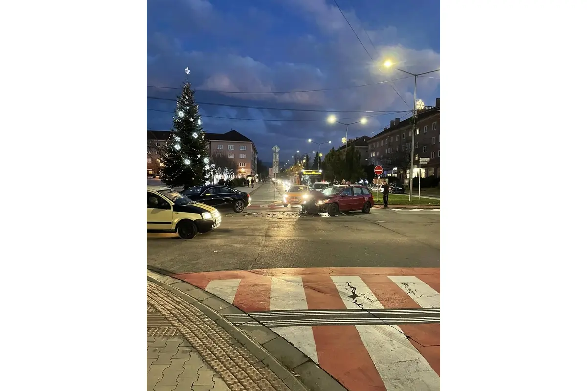 FOTO: Dopravná nehoda dvoch áut v Prievidzi v križovatke Štefánikovej a Björnsonovej , foto 2