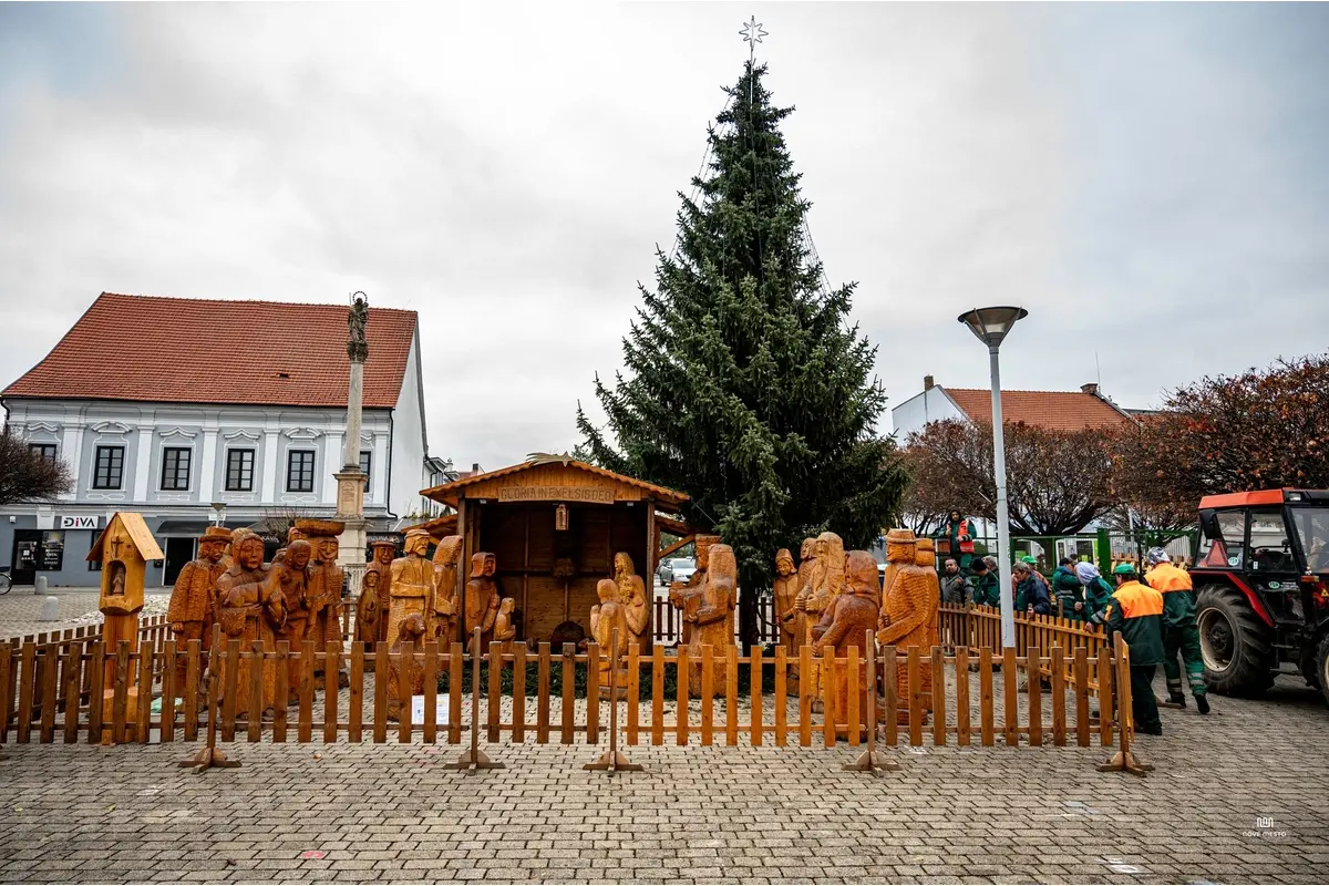 FOTO: Ikonický smrek z Nového Mesta nad Váhom sa stal súčasťou najväčšieho betlehemu na Slovensku, foto 1