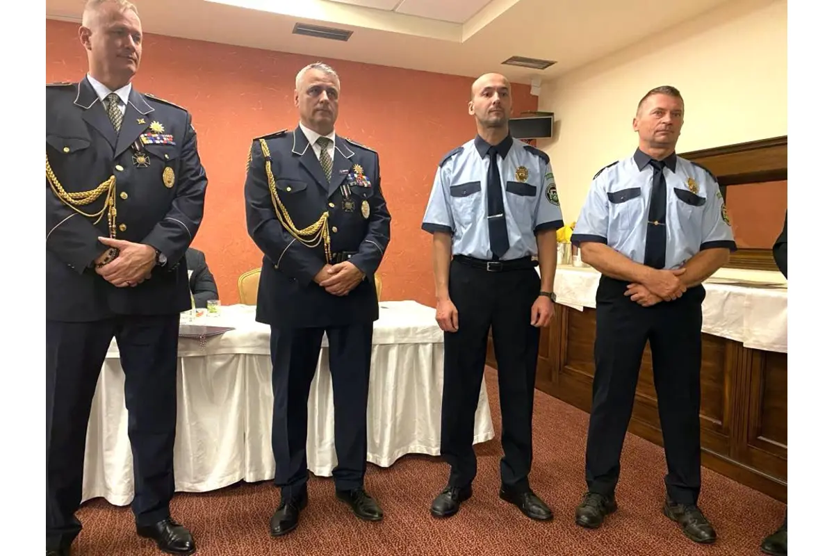 FOTO: Ocenení mestskí policajti zo Starej Turej, ktorí zachránili život 48-ročnému mužovi, foto 3