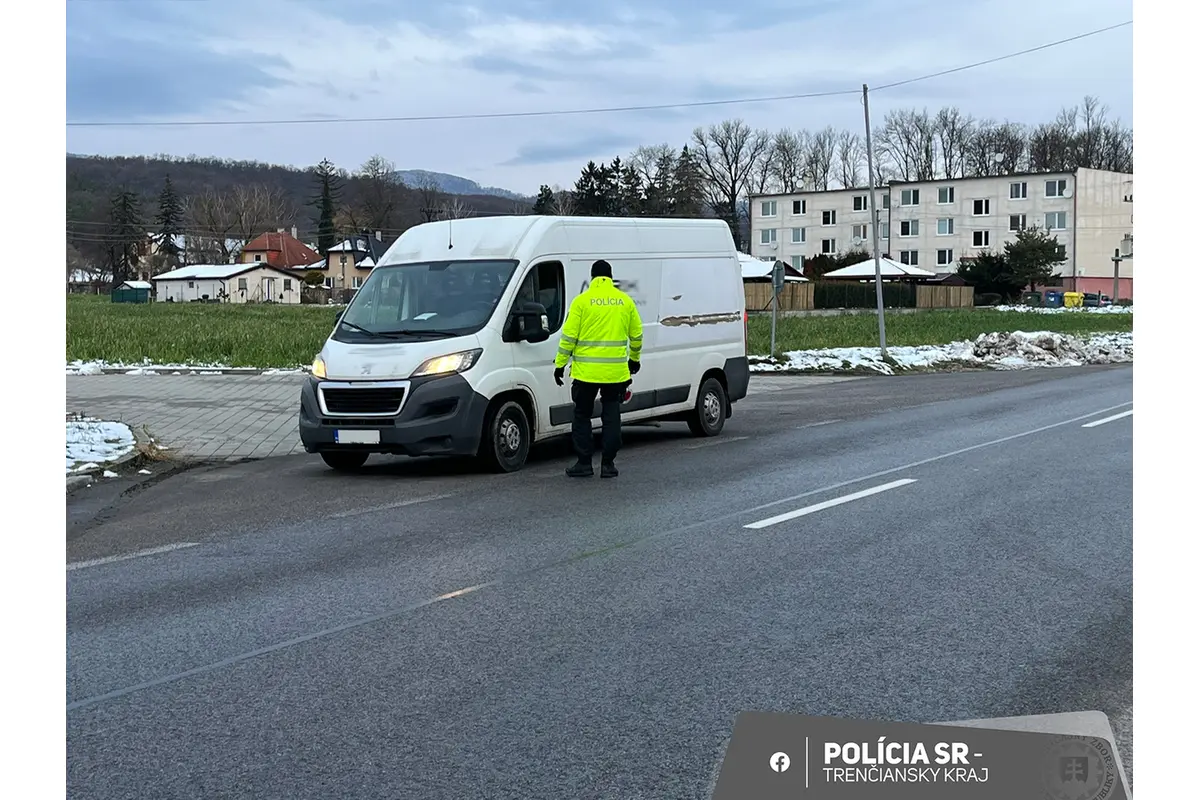FOTO: Ranné policajné kontroly v okrese Trenčín nezaznamenali žiadneho vodiča pod vplyvom alkoholu, foto 1