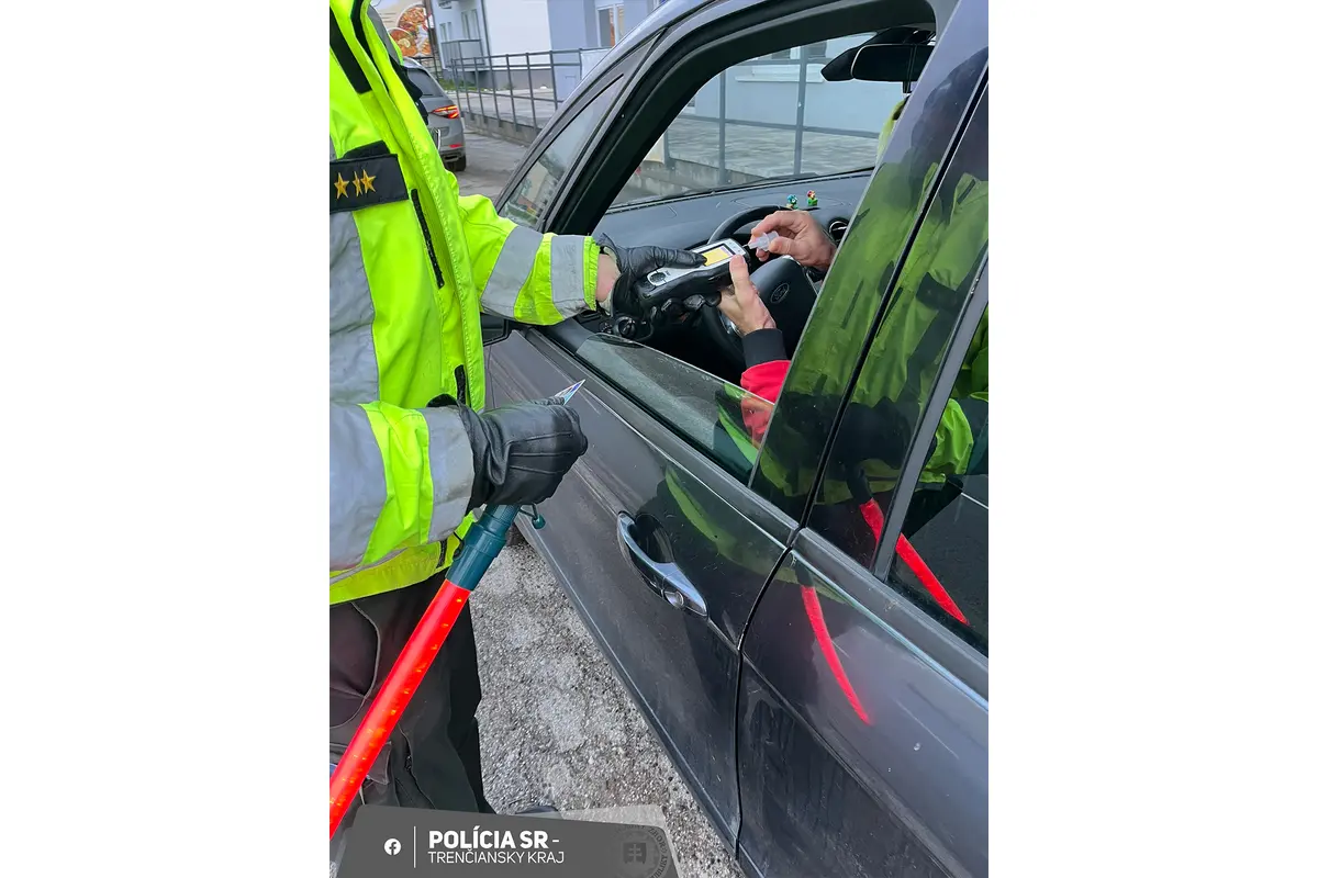 FOTO: Ranné policajné kontroly v okrese Trenčín nezaznamenali žiadneho vodiča pod vplyvom alkoholu, foto 3