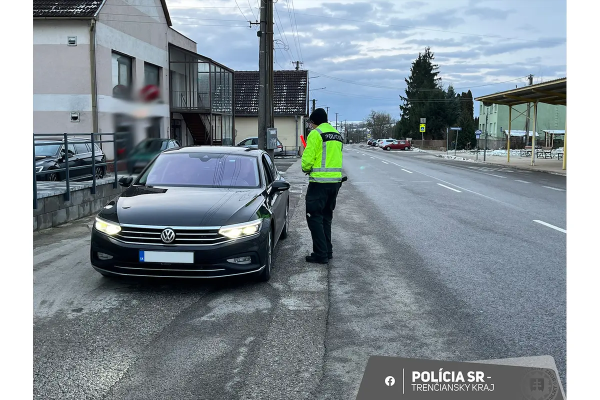 FOTO: Ranné policajné kontroly v okrese Trenčín nezaznamenali žiadneho vodiča pod vplyvom alkoholu, foto 4
