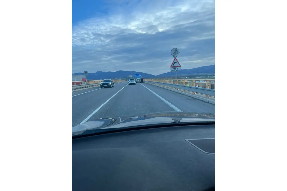 FOTO: Dopravná nehoda štyroch áut v Trenčíne na privádzači z diaľnice smerom na Laugaricio, foto 1