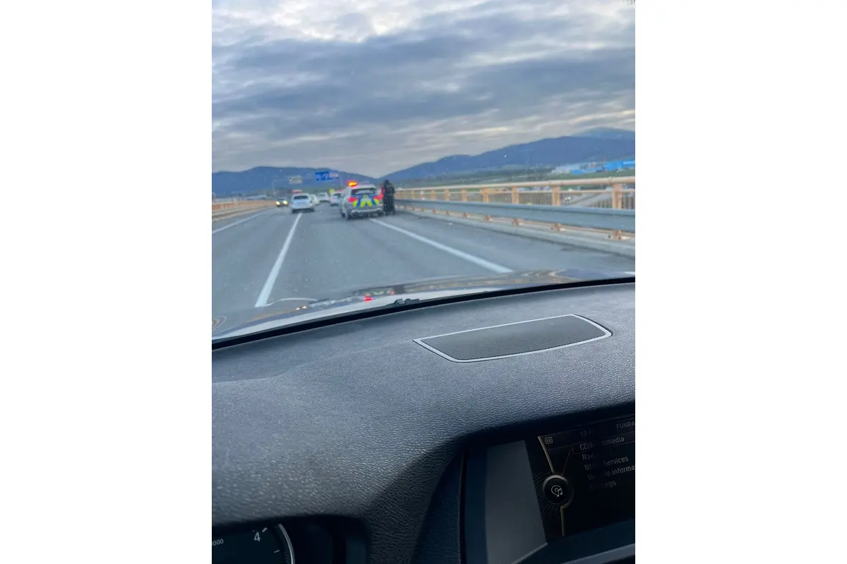 FOTO: Dopravná nehoda štyroch áut v Trenčíne na privádzači z diaľnice smerom na Laugaricio, foto 2