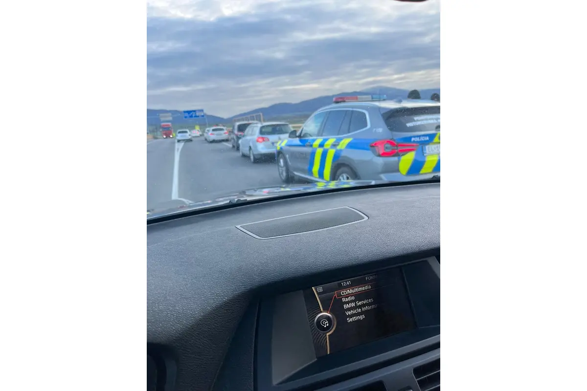 FOTO: Dopravná nehoda štyroch áut v Trenčíne na privádzači z diaľnice smerom na Laugaricio, foto 3