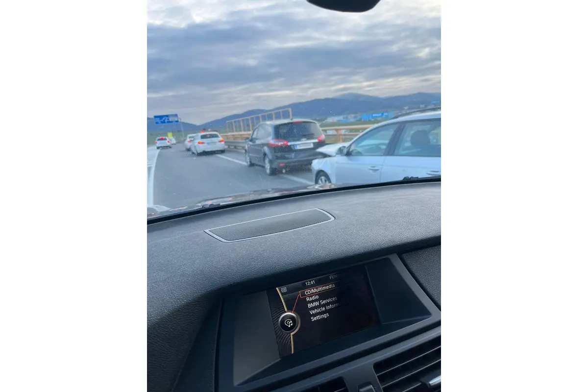 FOTO: Dopravná nehoda štyroch áut v Trenčíne na privádzači z diaľnice smerom na Laugaricio, foto 4