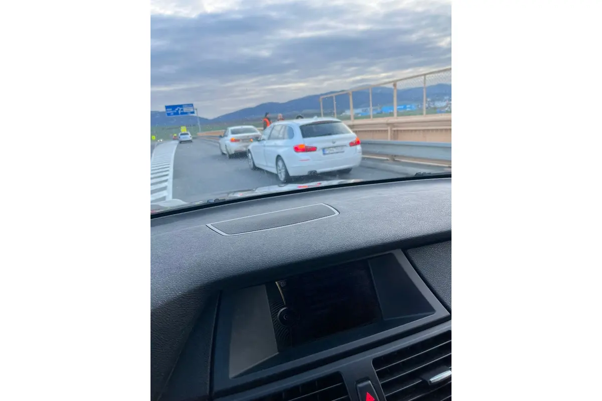 FOTO: Dopravná nehoda štyroch áut v Trenčíne na privádzači z diaľnice smerom na Laugaricio, foto 5