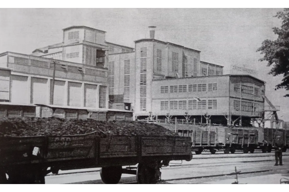 FOTO: Búranie banského triediča v Handlovej, foto 1