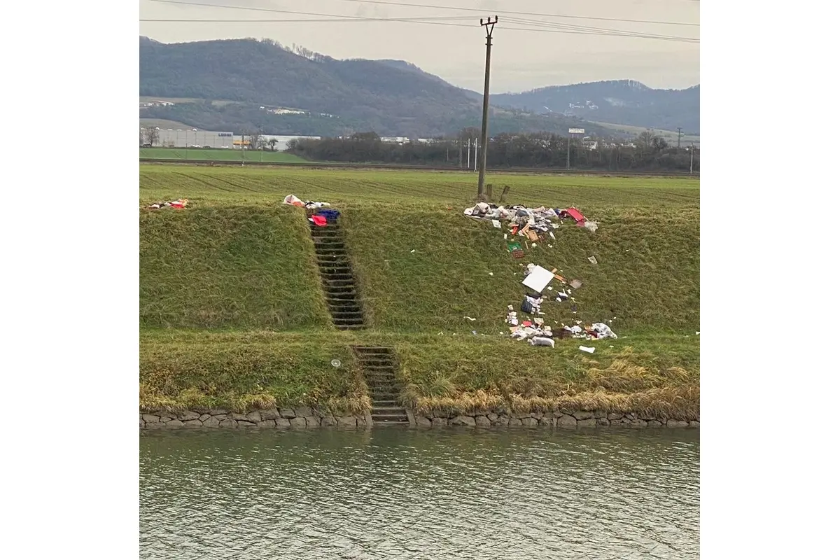 FOTO: Nelegálna skládka pri Nemšovej pohoršila miestnych. , foto 1