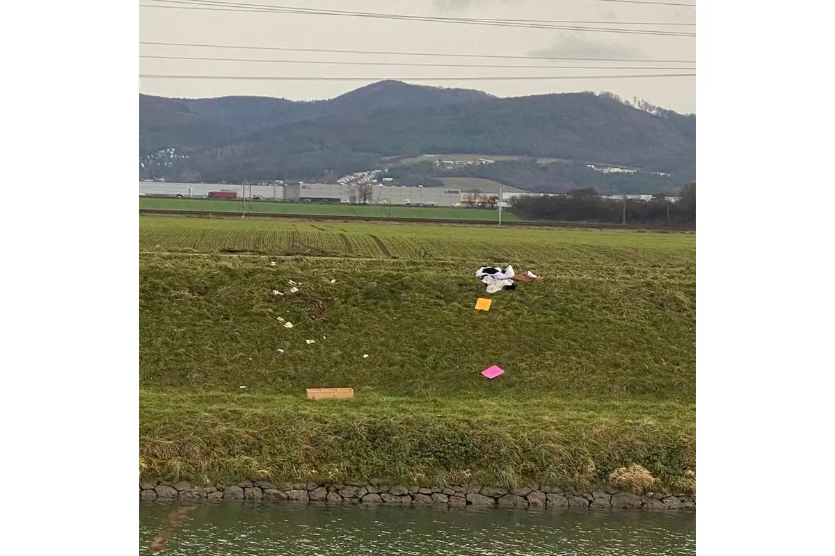 FOTO: Nelegálna skládka pri Nemšovej pohoršila miestnych. , foto 2