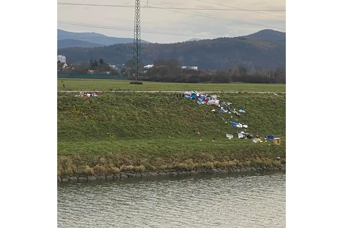 FOTO: Nelegálna skládka pri Nemšovej pohoršila miestnych. , foto 3