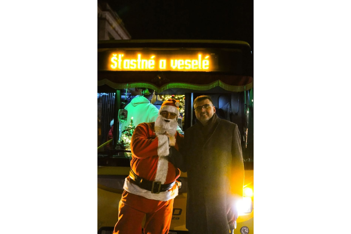 FOTO: Vianočný autobus robí radosť deťom aj dospelých v Partizánskom, foto 3