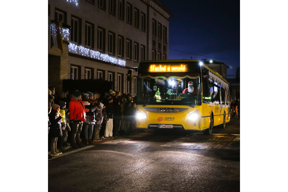 FOTO: Vianočný autobus robí radosť deťom aj dospelých v Partizánskom, foto 6