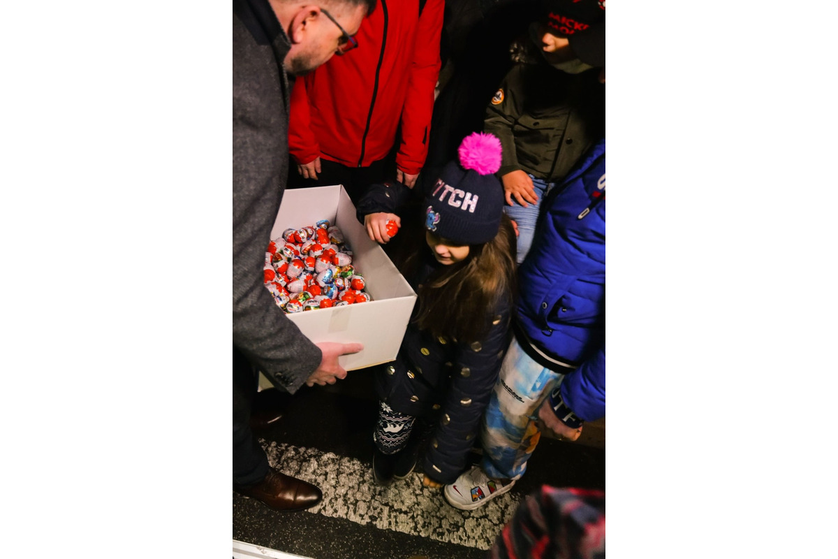 FOTO: Vianočný autobus robí radosť deťom aj dospelých v Partizánskom, foto 7