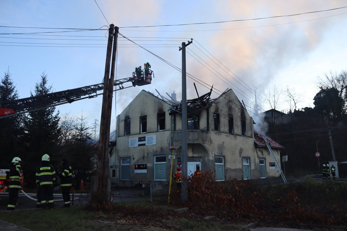 FOTO: Pri požiari dvojpodlažnej budovy oproti železničnej stanici v Ilave sa nikto nezranil, foto 4