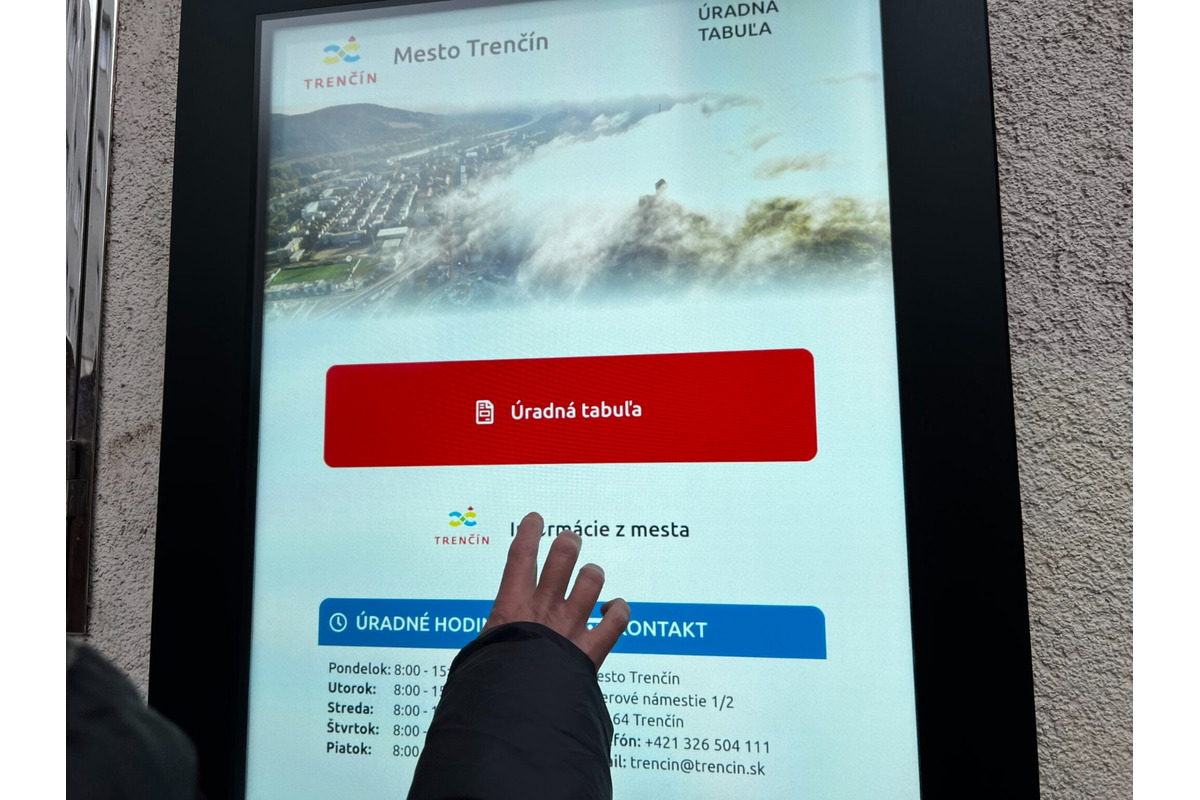 FOTO: Nová digitálna úradná tabuľa v Trenčíne, foto 3