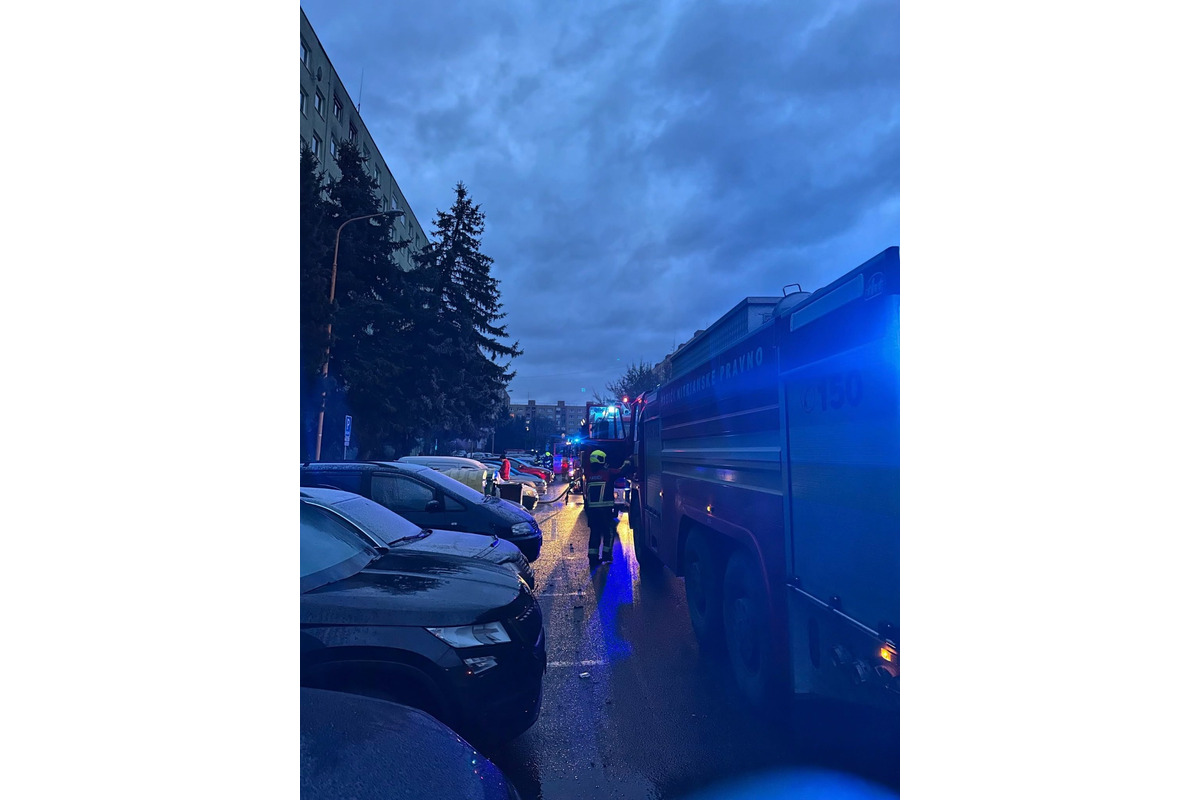 FOTO: Požiar bytu v Prievidzi si vyžiadal štyroch zranených, dvoch odviezli do nemocnice. Horela obývačka , foto 3