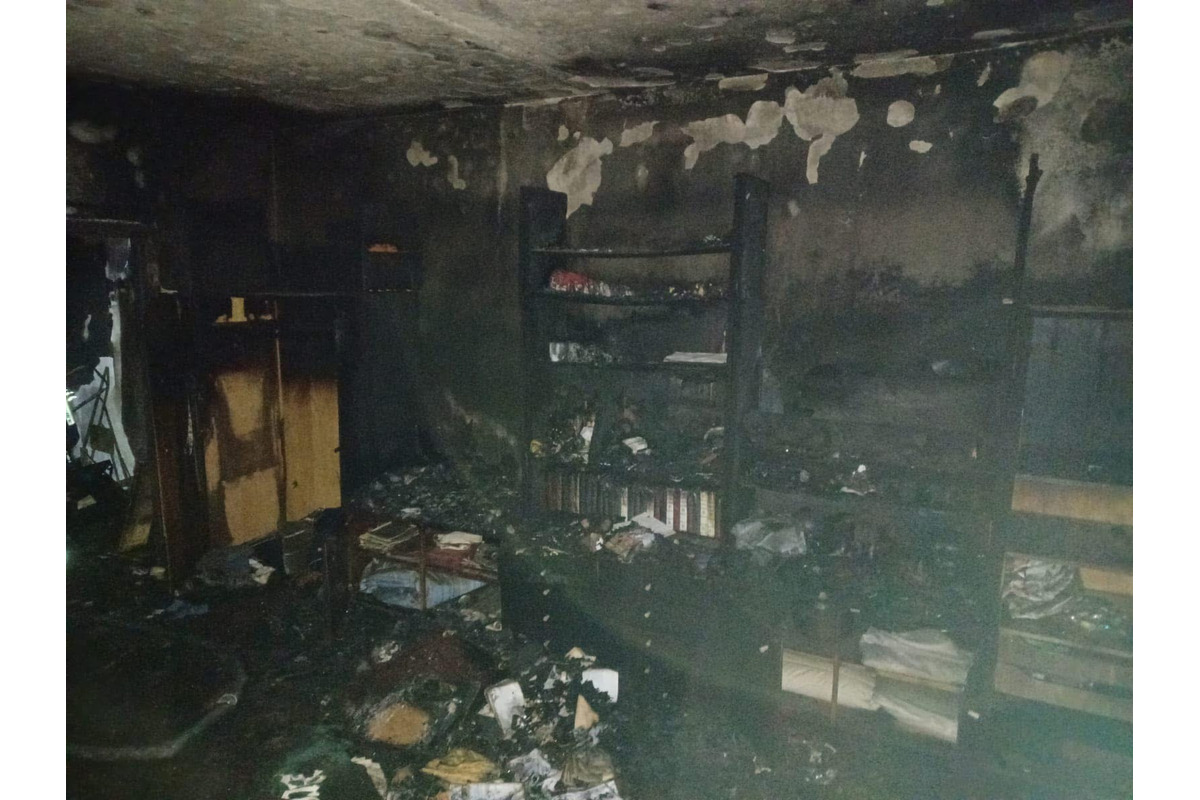 FOTO: Požiar bytu v Prievidzi si vyžiadal štyroch zranených, dvoch odviezli do nemocnice. Horela obývačka , foto 10