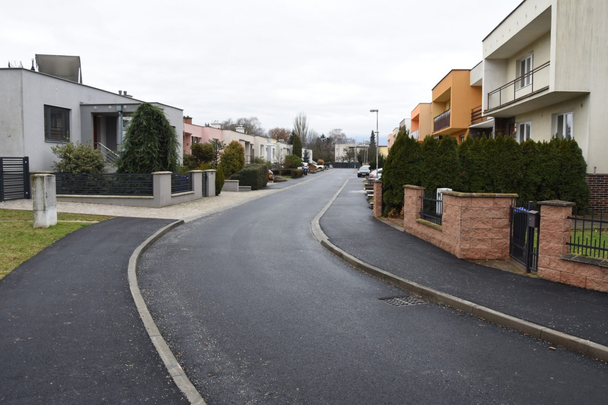 FOTO: Mesto Trenčín investovalo do nových ciest a chodníkov: Tieto lokality sa dočkali obnovy, foto 7