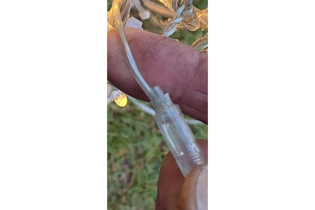 FOTO: Poškodená vianočná výzdoba v Partizánskom. Sobík zo sobej rodinky skončil zničený, foto 1