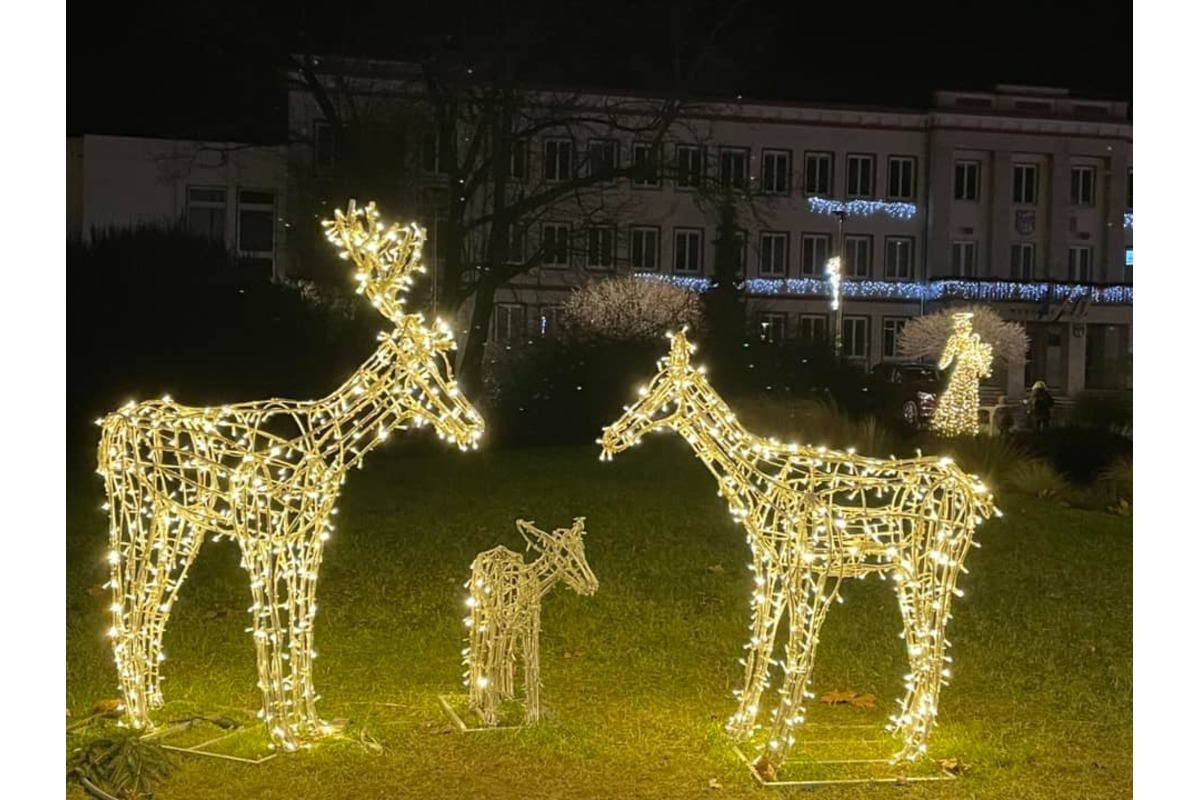 FOTO: Poškodená vianočná výzdoba v Partizánskom. Sobík zo sobej rodinky skončil zničený, foto 2