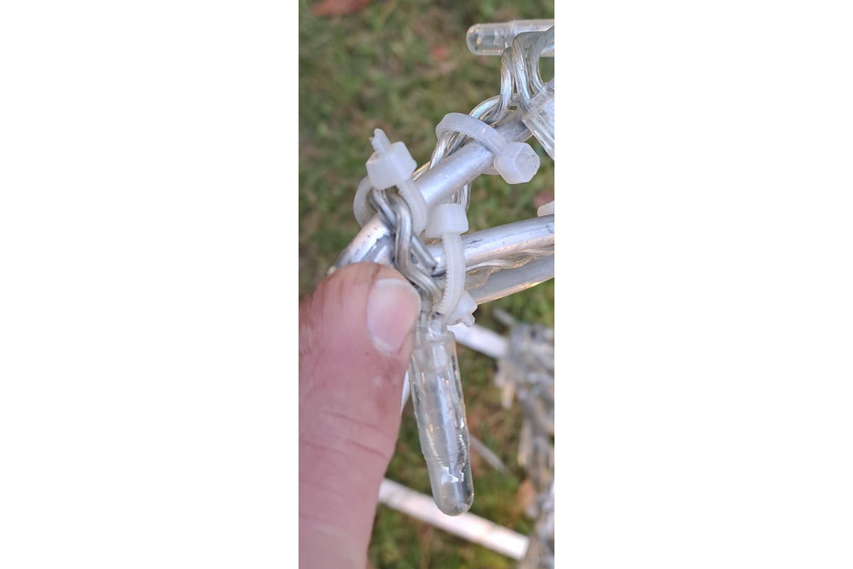 FOTO: Poškodená vianočná výzdoba v Partizánskom. Sobík zo sobej rodinky skončil zničený, foto 5