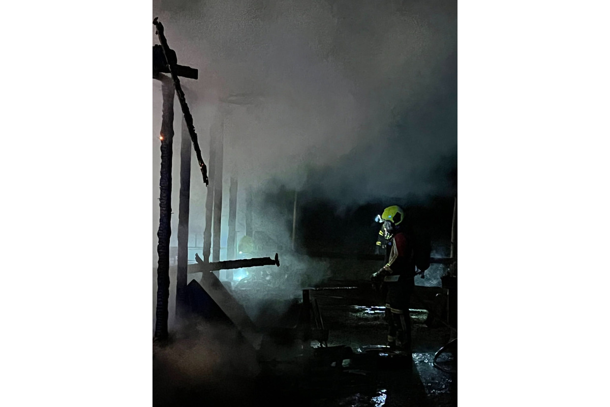 FOTO: Požiar jednoduchej stavby v obci Chvojnica. Pomáhali hasiči z Nitrianskeho Pravna, foto 2