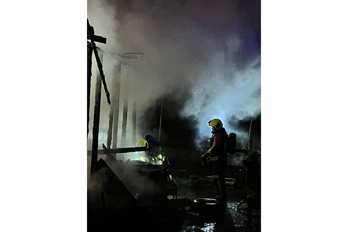 FOTO: Požiar jednoduchej stavby v obci Chvojnica. Pomáhali hasiči z Nitrianskeho Pravna, foto 4