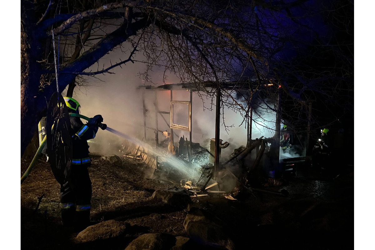 FOTO: Požiar jednoduchej stavby v obci Chvojnica. Pomáhali hasiči z Nitrianskeho Pravna, foto 5