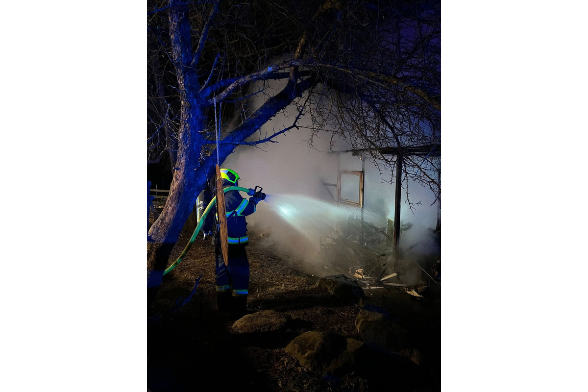 FOTO: Požiar jednoduchej stavby v obci Chvojnica. Pomáhali hasiči z Nitrianskeho Pravna, foto 6