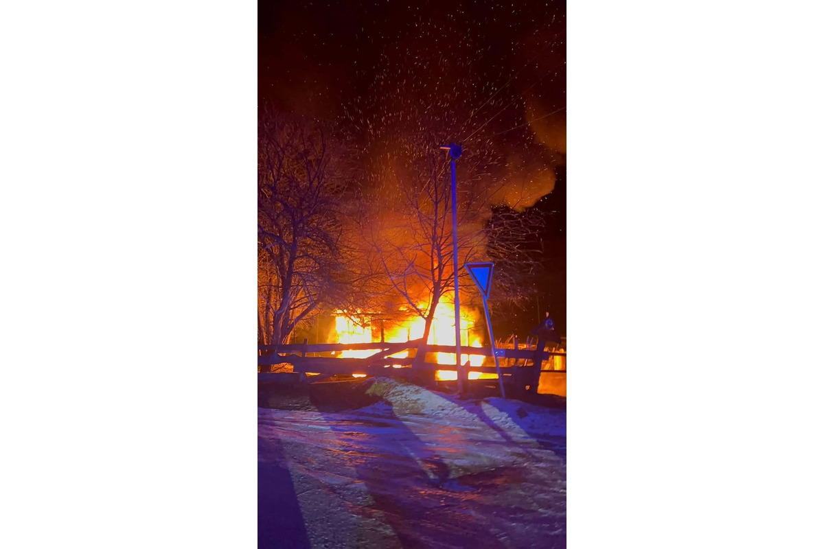 FOTO: Požiar jednoduchej stavby v obci Chvojnica. Pomáhali hasiči z Nitrianskeho Pravna, foto 7