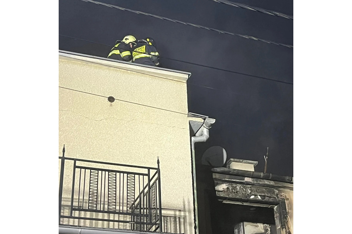 FOTO: Požiar rodinného domu v Trenčianskej teplej. Zranila sa jedna osoba, foto 3