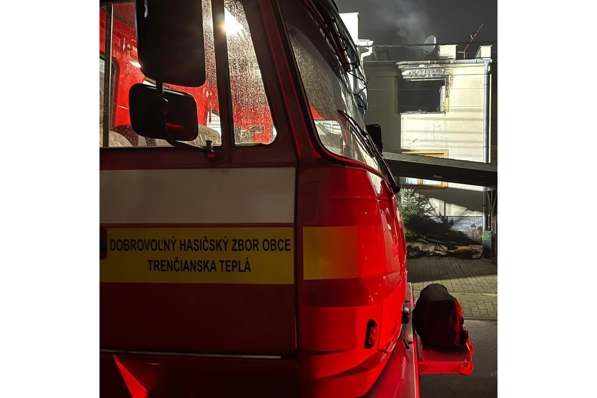 FOTO: Požiar rodinného domu v Trenčianskej teplej. Zranila sa jedna osoba, foto 4