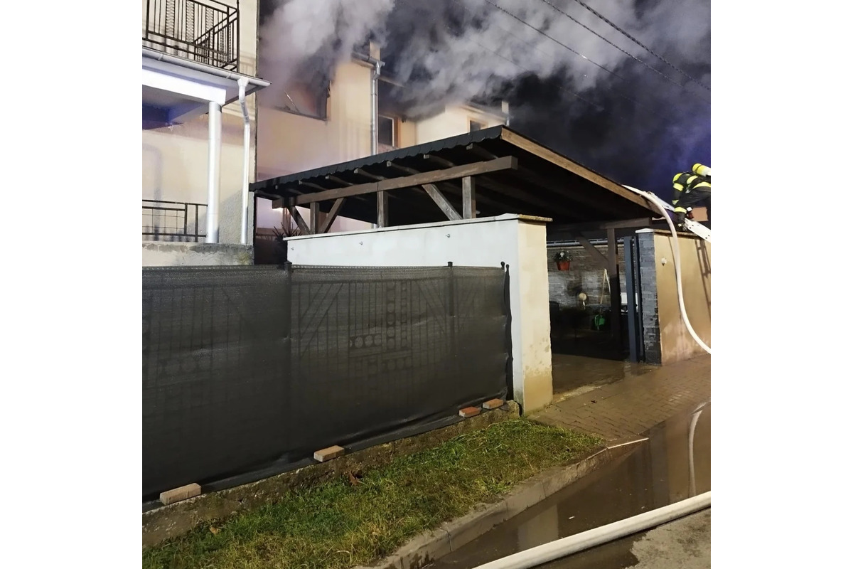 FOTO: Požiar rodinného domu v Trenčianskej teplej. Zranila sa jedna osoba, foto 5