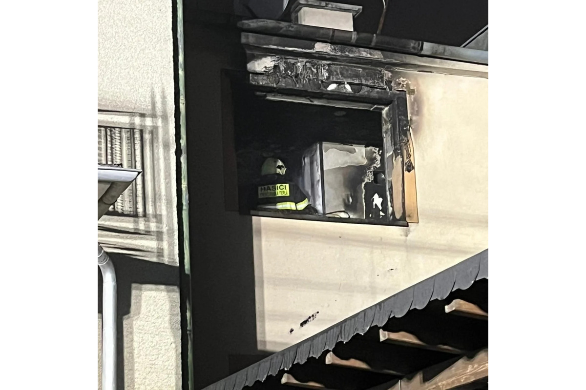 FOTO: Požiar rodinného domu v Trenčianskej teplej. Zranila sa jedna osoba, foto 6