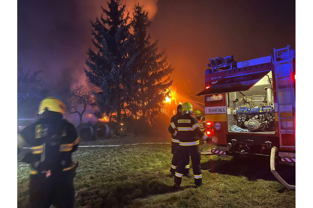 FOTO: Požiar v obci Poruba, foto 1