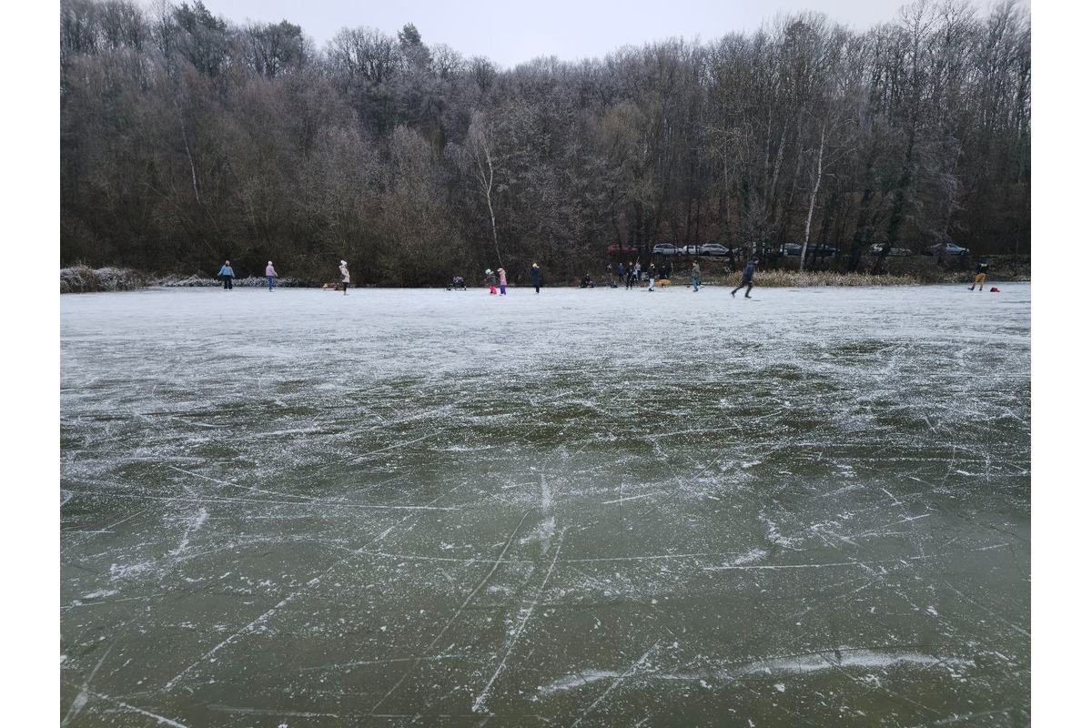 FOTO: Zľadovatená plocha na Bánovskej priehrade prilákala miestnych. Je to hazard so životom, tvrdia niektorí, foto 3