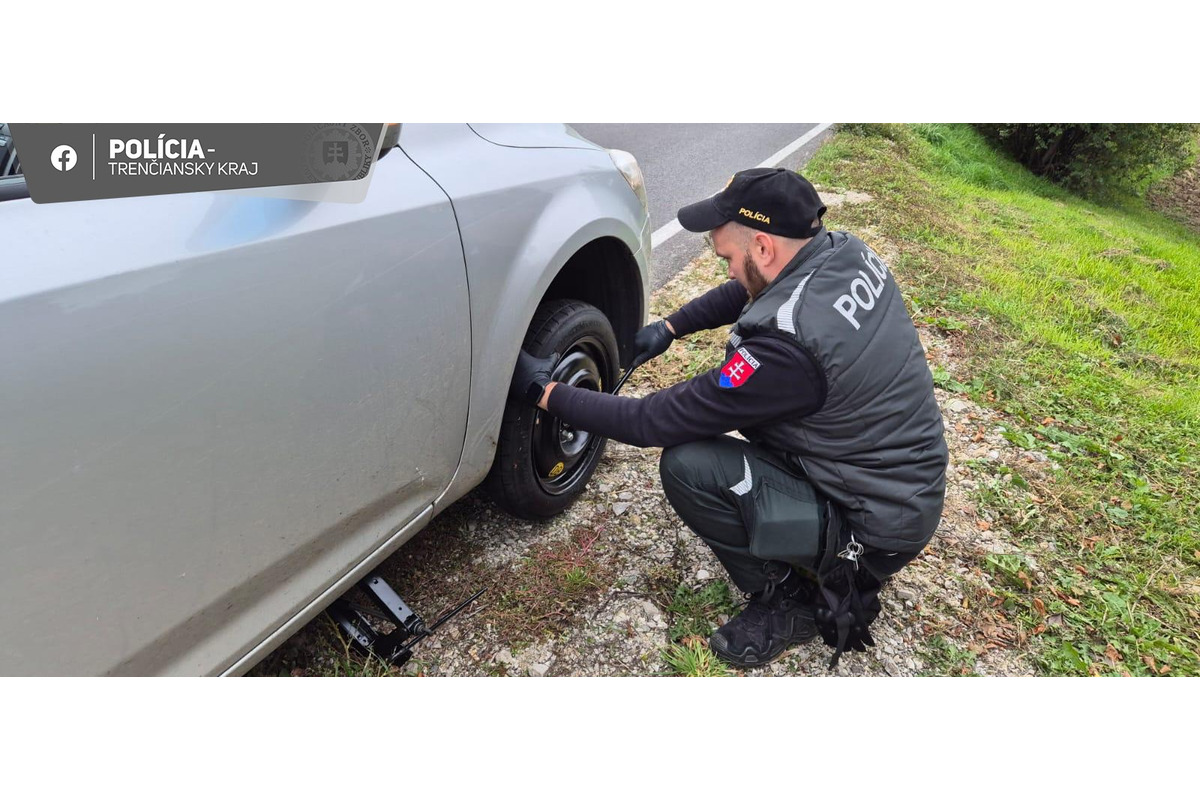 FOTO: Vodičke pomohla policajná hliadka z Trenčianskych Teplíc vymeniť koleso, foto 4