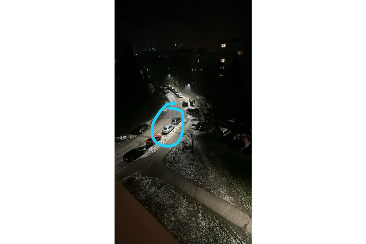 FOTO: Mladá žena hľadá svedkov poškodenia auta na Rozkvete v Považskej Bystrici, ponúka odmenu, foto 2