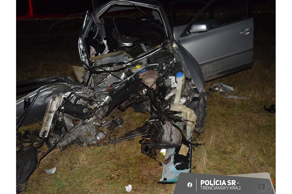 FOTO: Muž z myjavského okresu nabúral tak silno, že roztrieštil auto o strom, foto 1