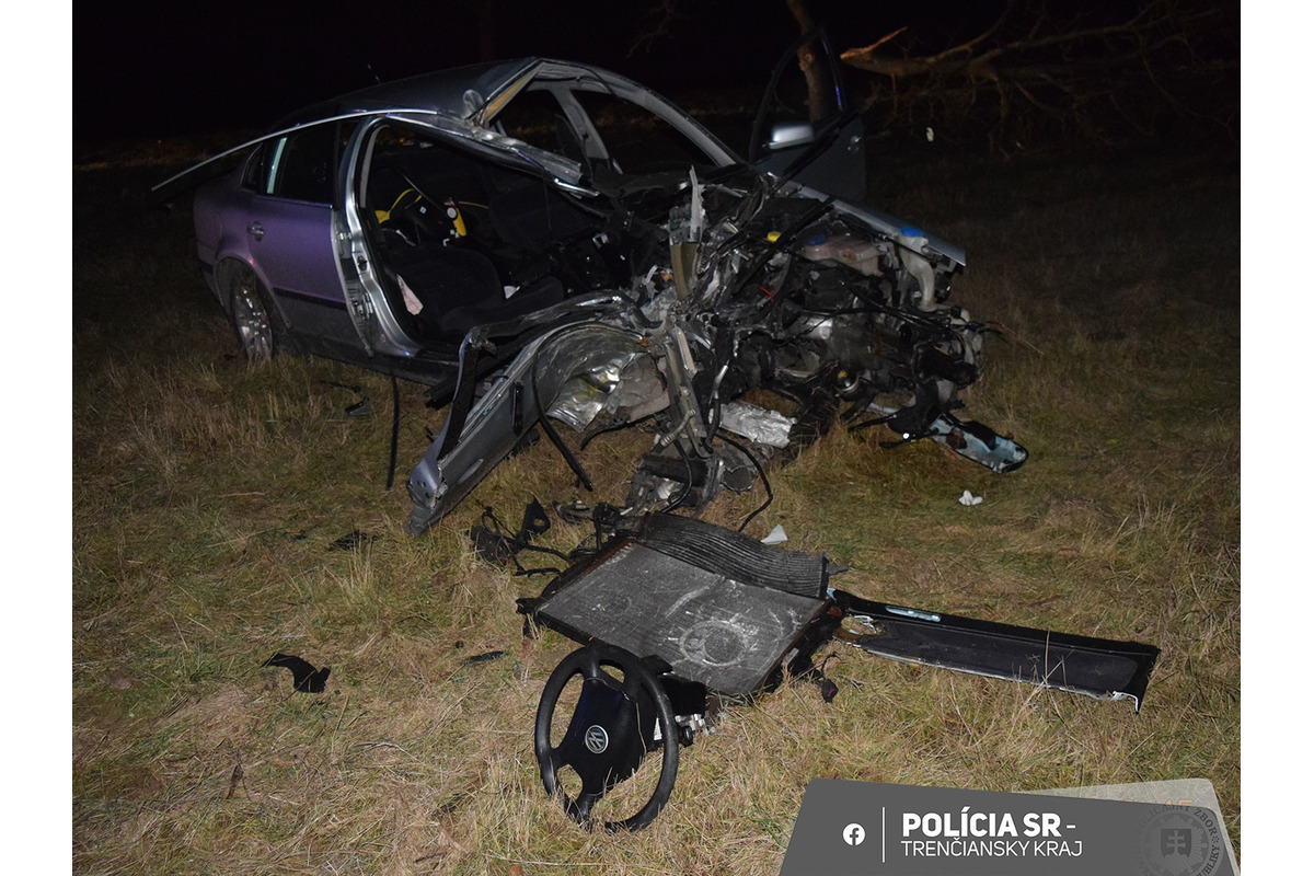 FOTO: Muž z myjavského okresu nabúral tak silno, že roztrieštil auto o strom, foto 2