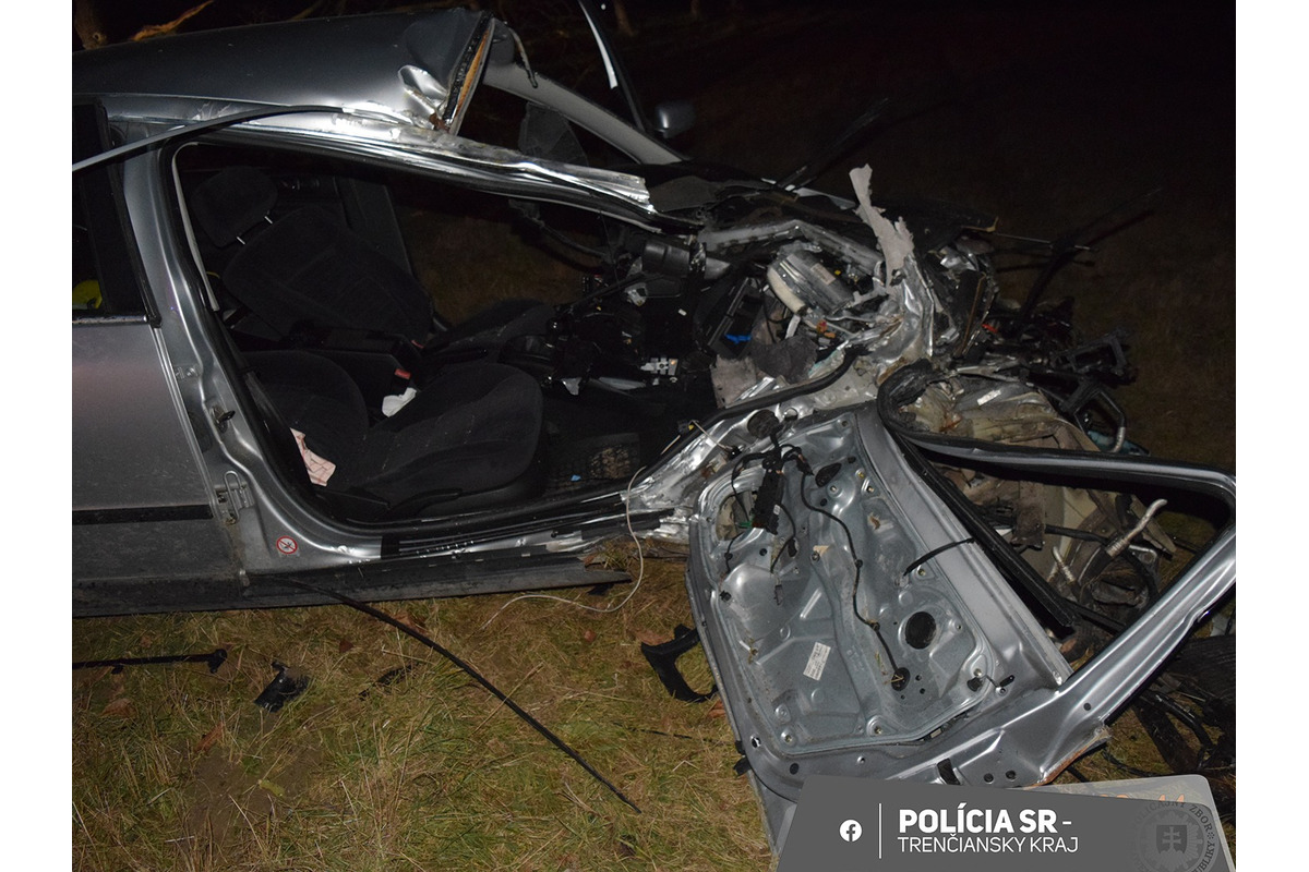 FOTO: Muž z myjavského okresu nabúral tak silno, že roztrieštil auto o strom, foto 4
